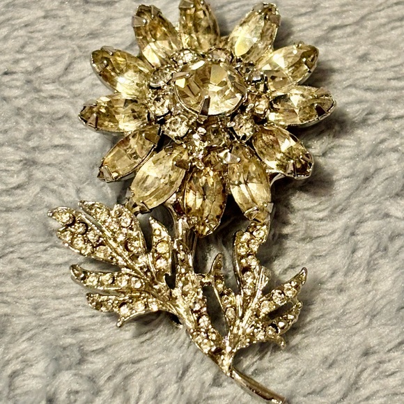 Unsigned Vintage Silver tone flower Brooch with Rhinestones - Picture 5 of 16